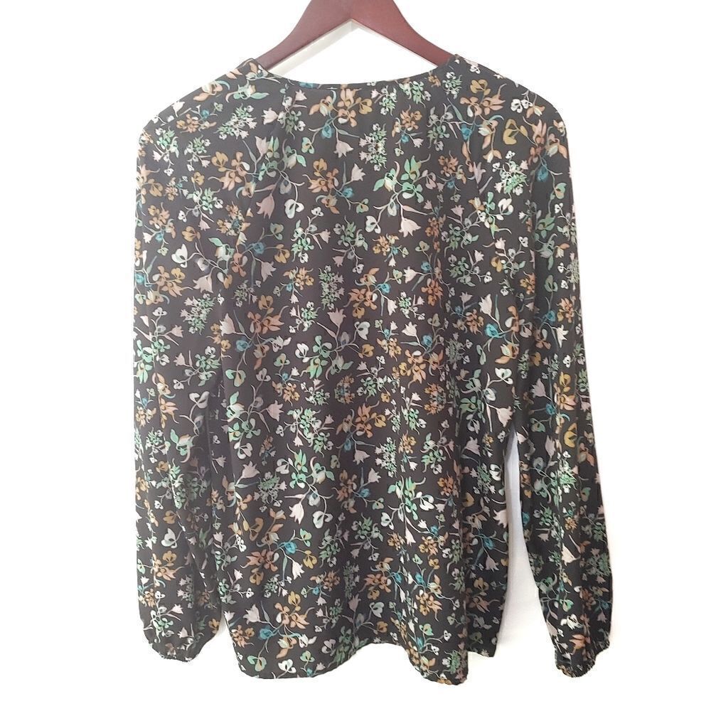 BCBGeneration Floral Keyhole Ruffled Top Small Bell Sleeve NWOT - Picture 3 of 6